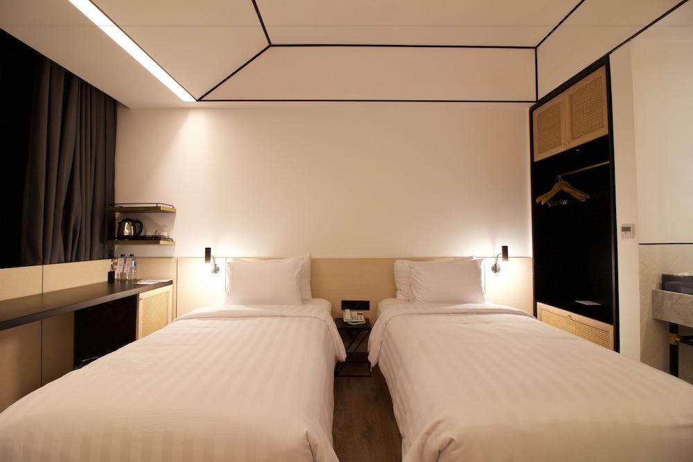 Gaia Cosmo Hotel Yogyakarta Exteriör bild