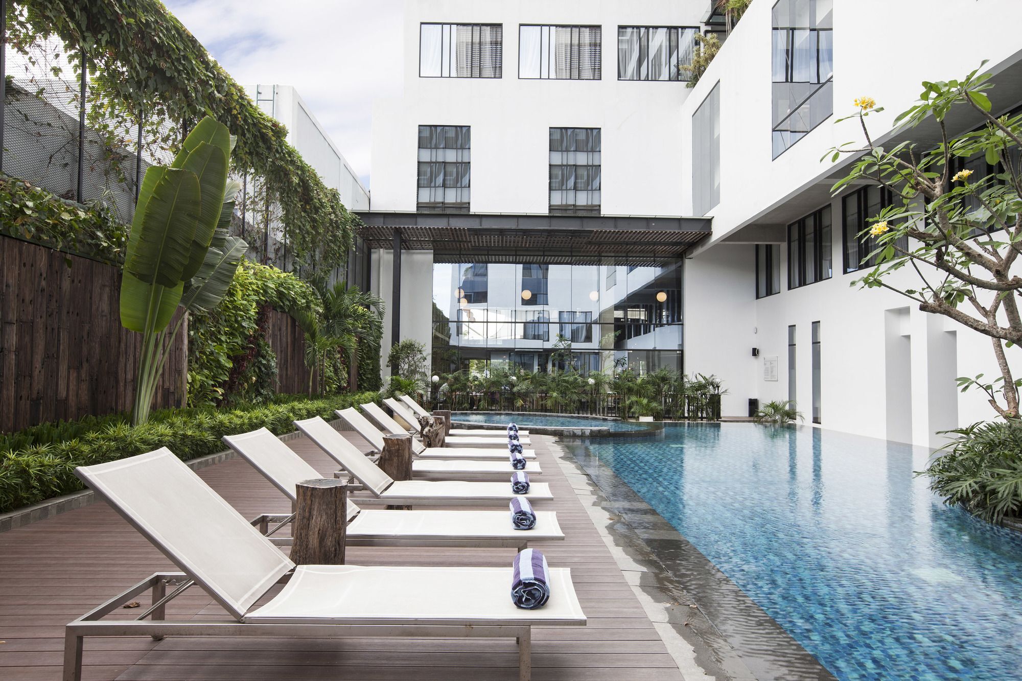 Gaia Cosmo Hotel Yogyakarta Exteriör bild